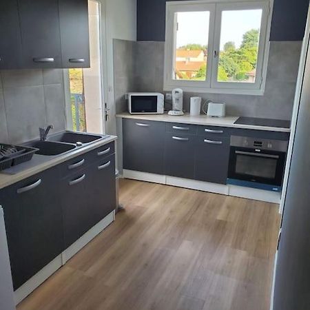 Appartement Moderne Et Equipe LʼIsle-Jourdain Exterior foto